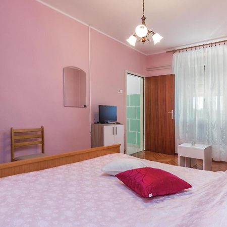 Cozy Apartment In Pican With Kitchen Exteriör bild