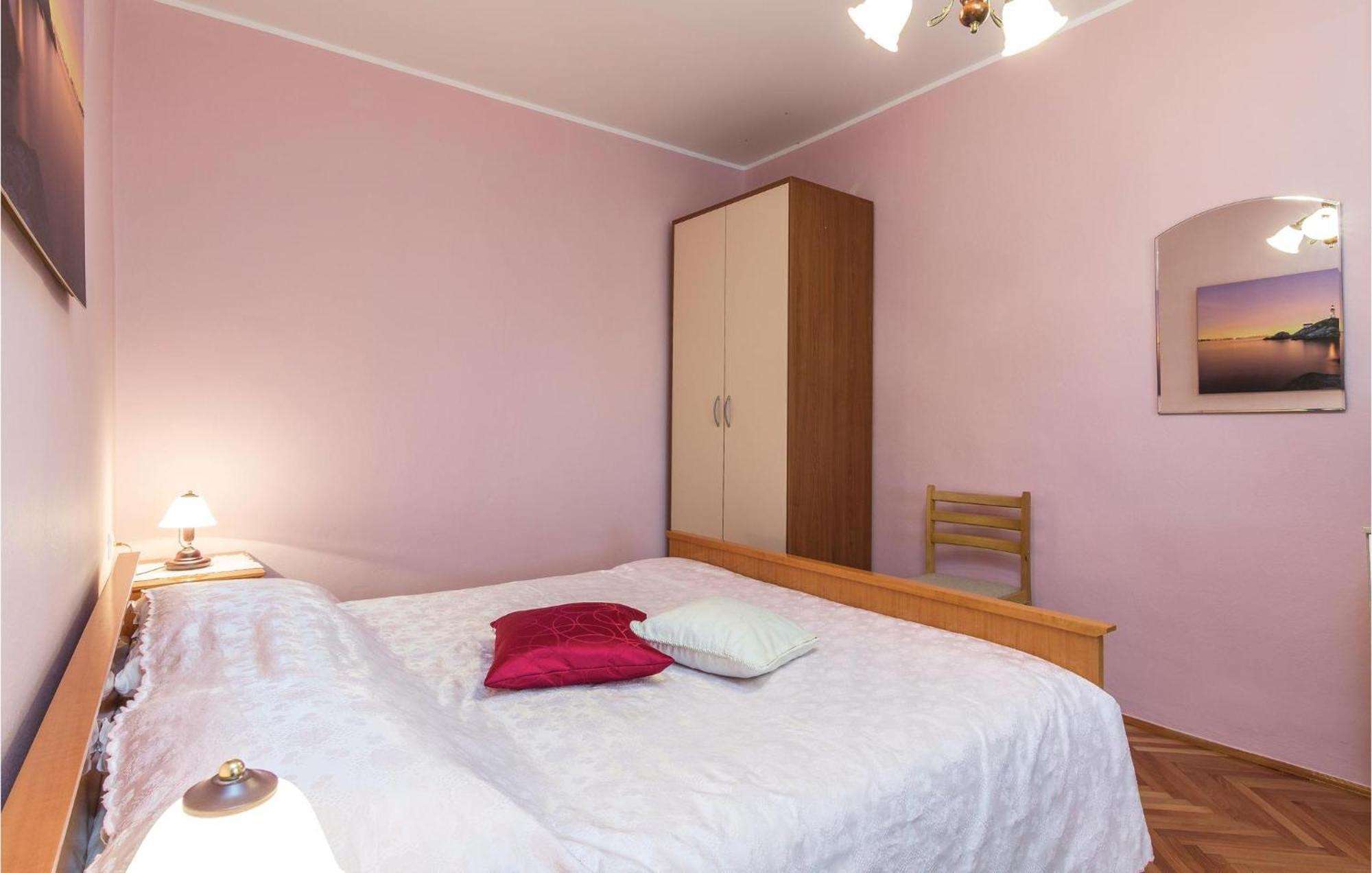 Cozy Apartment In Pican With Kitchen Exteriör bild