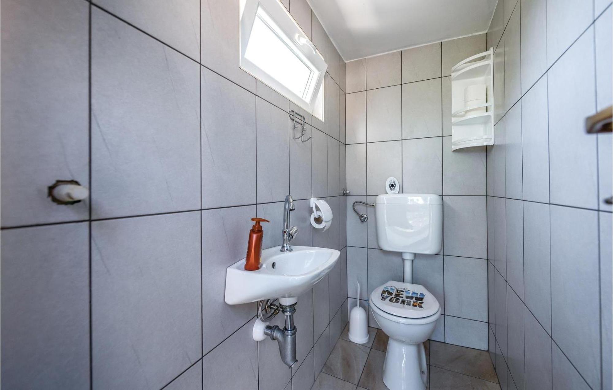 Cozy Apartment In Pican With Kitchen Exteriör bild