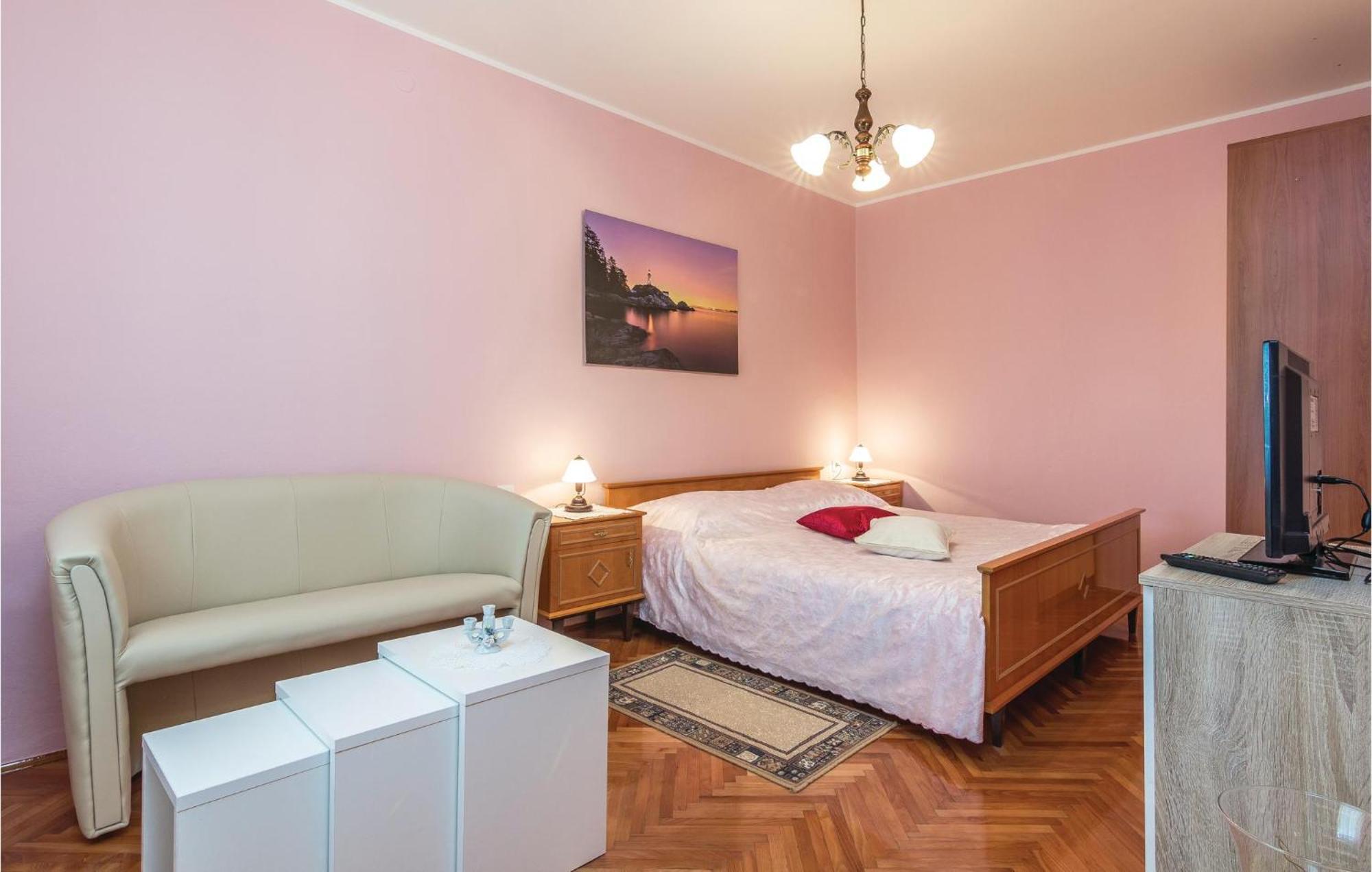 Cozy Apartment In Pican With Kitchen Exteriör bild